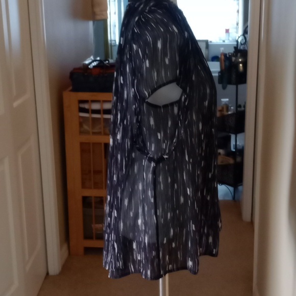 Vince silk black& white abstract print semi sheer blouse size Large - Picture 3 of 10